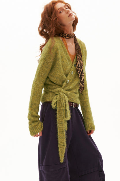 Pull en maille à boutons et liens croisés