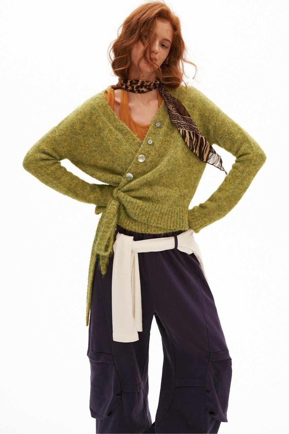 Pull en maille à boutons et liens croisés