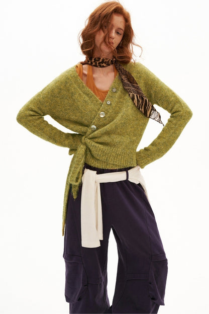 Pull en maille à boutons et liens croisés