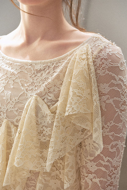 Blusa in pizzo traforato con volant