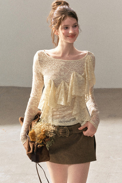 Blusa in pizzo traforato con volant