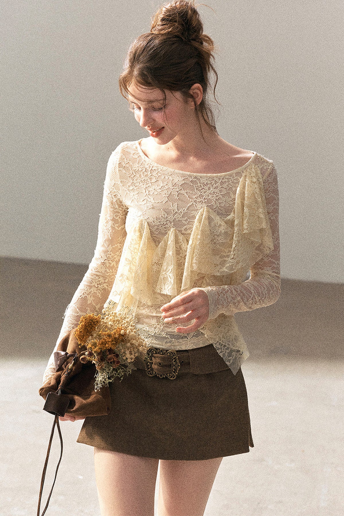 Blusa in pizzo traforato con volant
