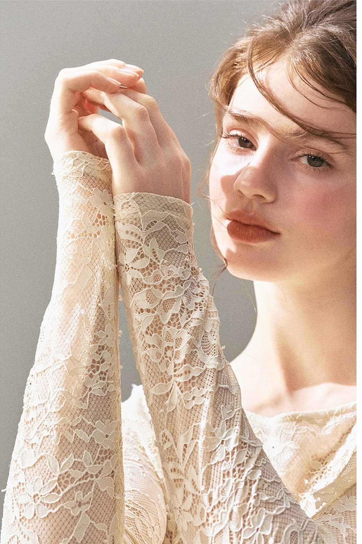 Blusa in pizzo traforato con volant