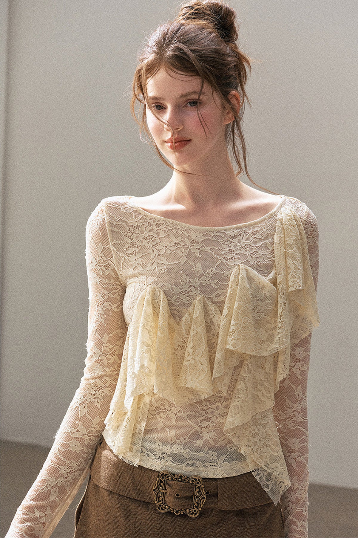 Blusa in pizzo traforato con volant