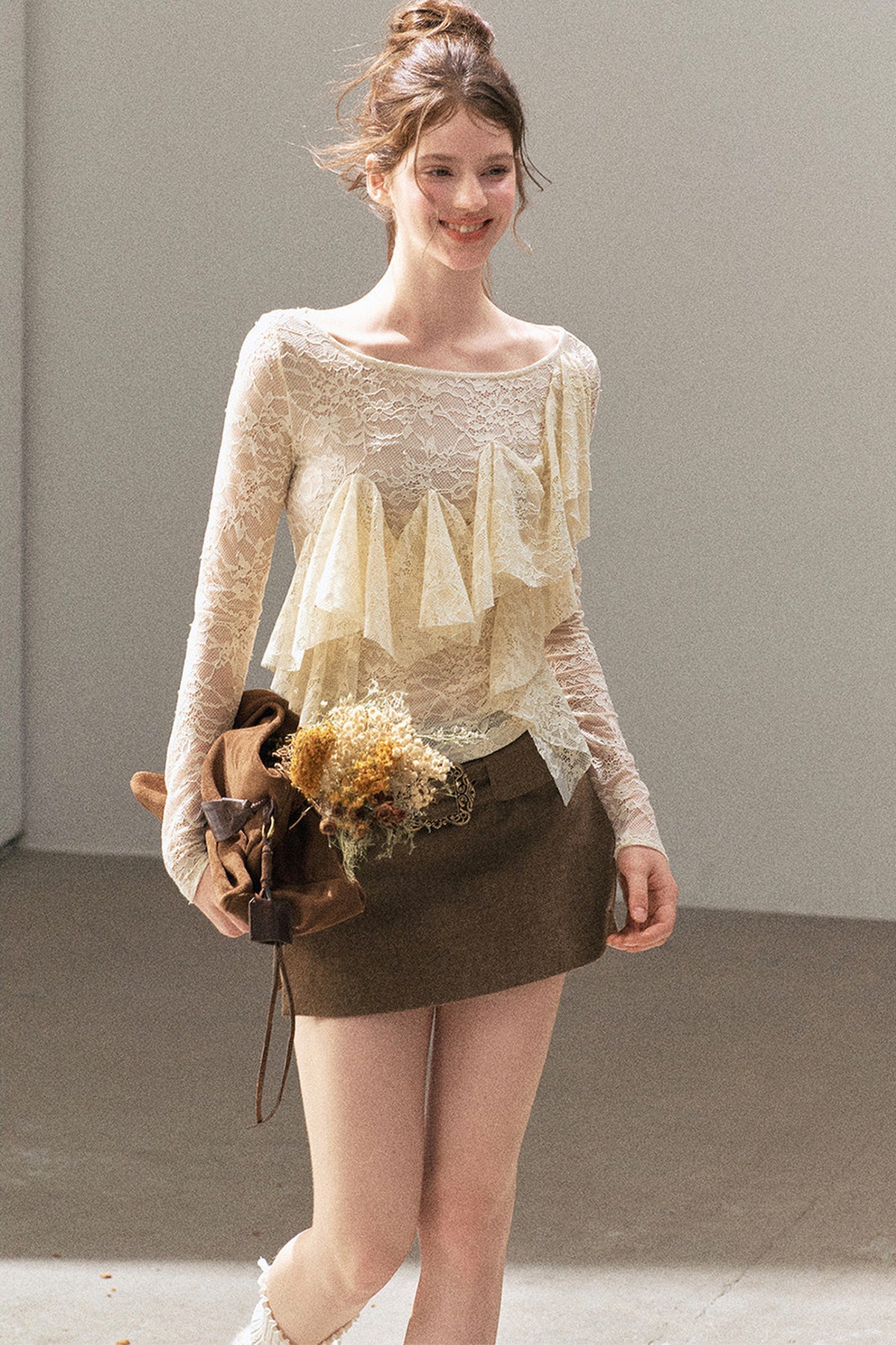 Blusa in pizzo traforato con volant