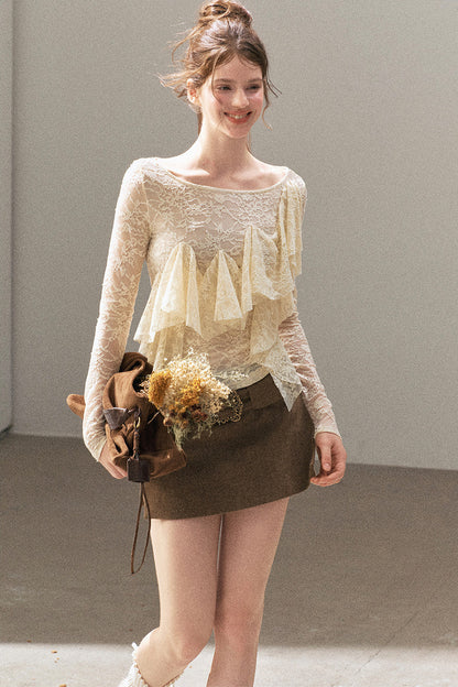 Blusa in pizzo traforato con volant
