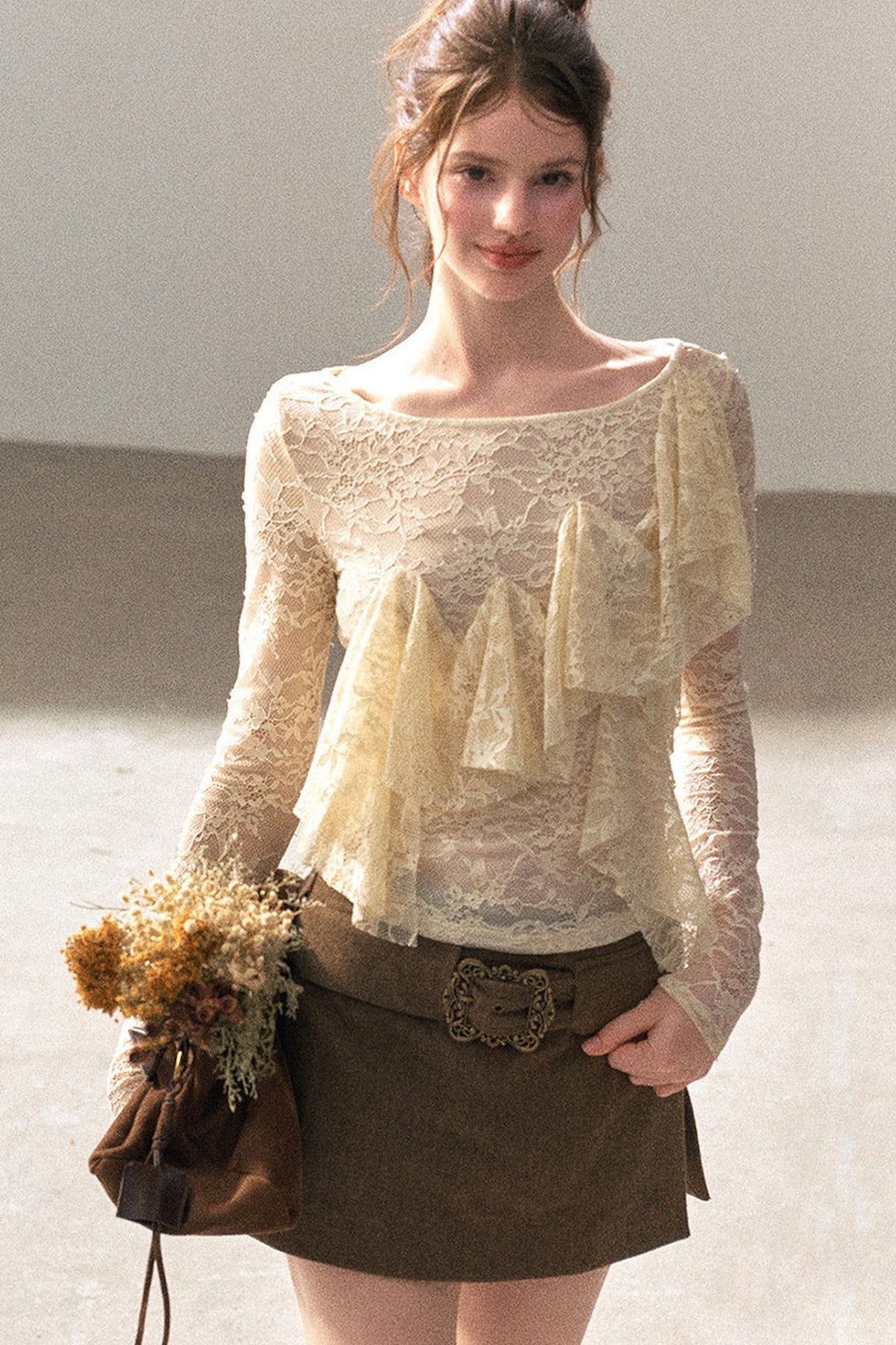 Blusa in pizzo traforato con volant