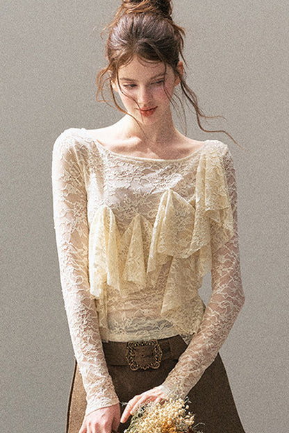 Blusa in pizzo traforato con volant