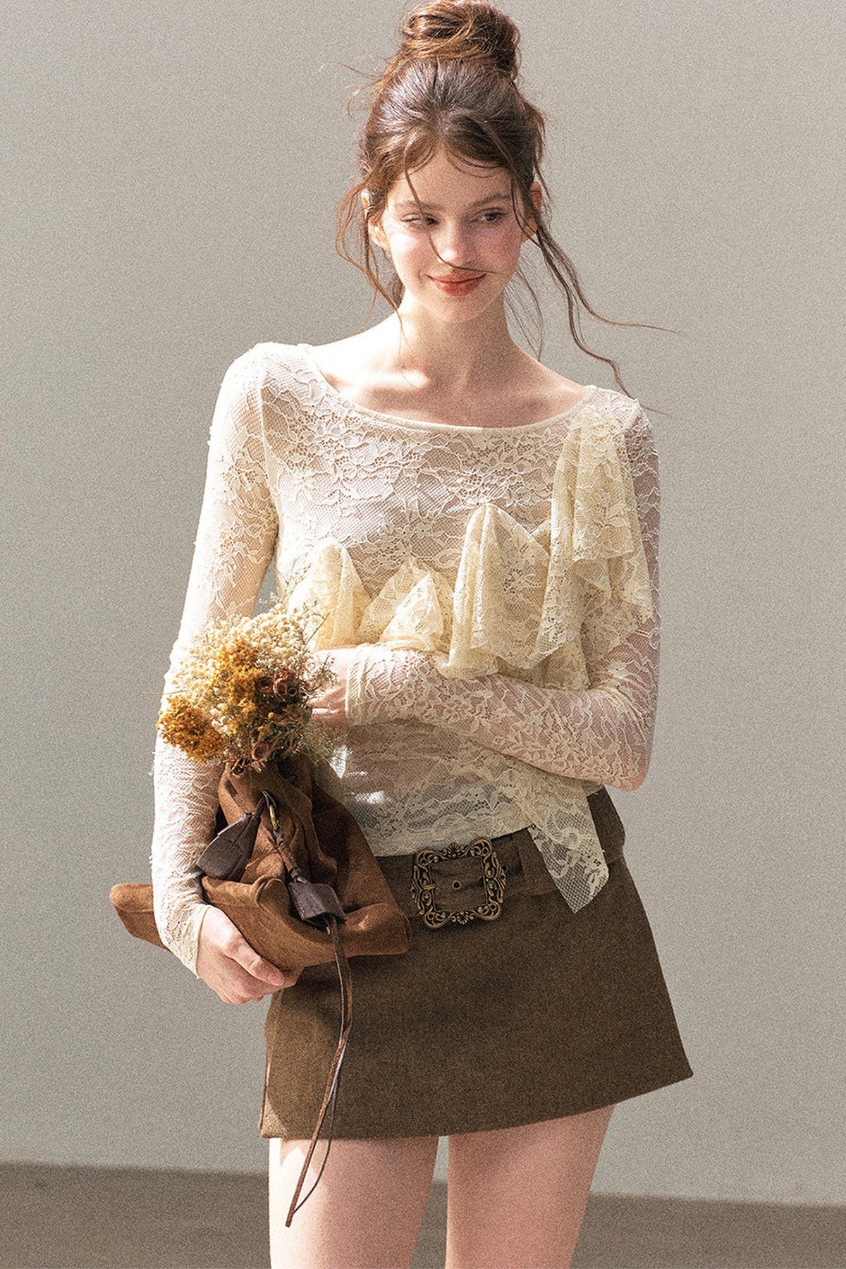 Blusa in pizzo traforato con volant