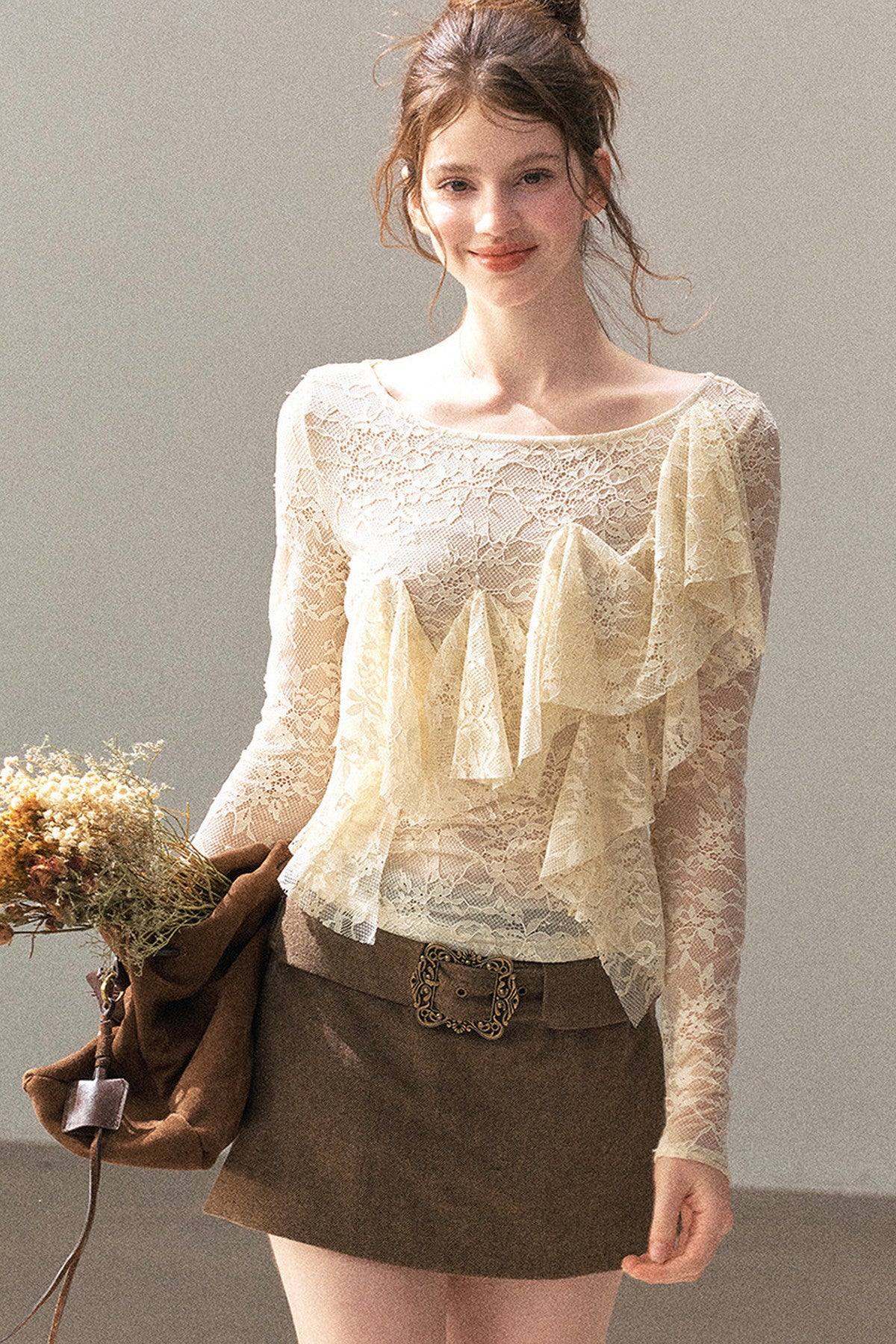 Blusa in pizzo traforato con volant