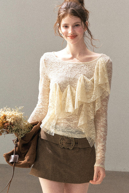 Blusa in pizzo traforato con volant