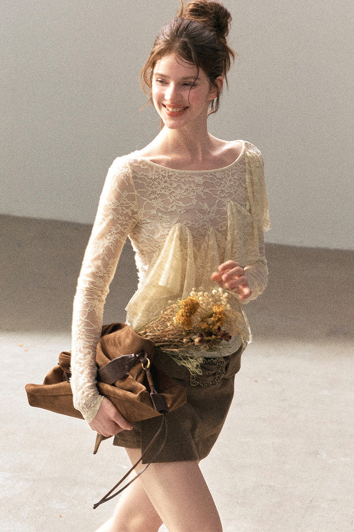 Blusa in pizzo traforato con volant