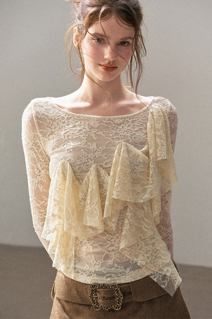 Blusa in pizzo traforato con volant