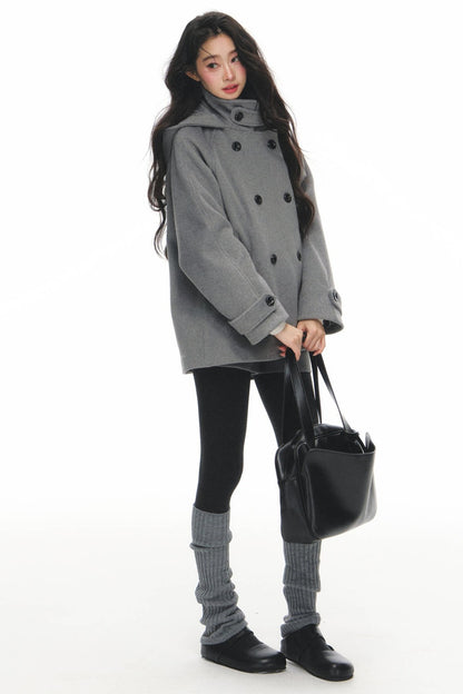 회색 울 후드 코트와 반바지 세트