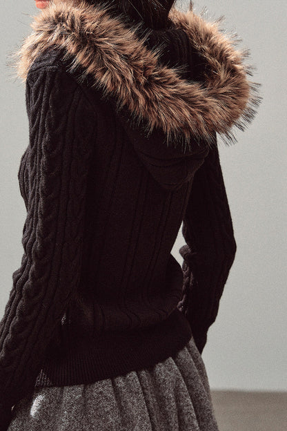 Kabelstrickjacke mit Kapuze und Pelzkragen