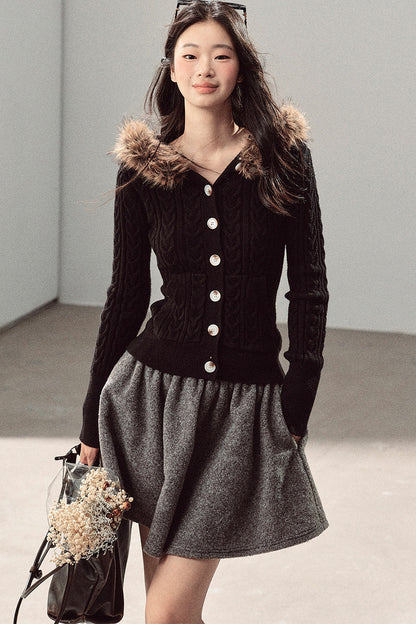 Kabelstrickjacke mit Kapuze und Pelzkragen