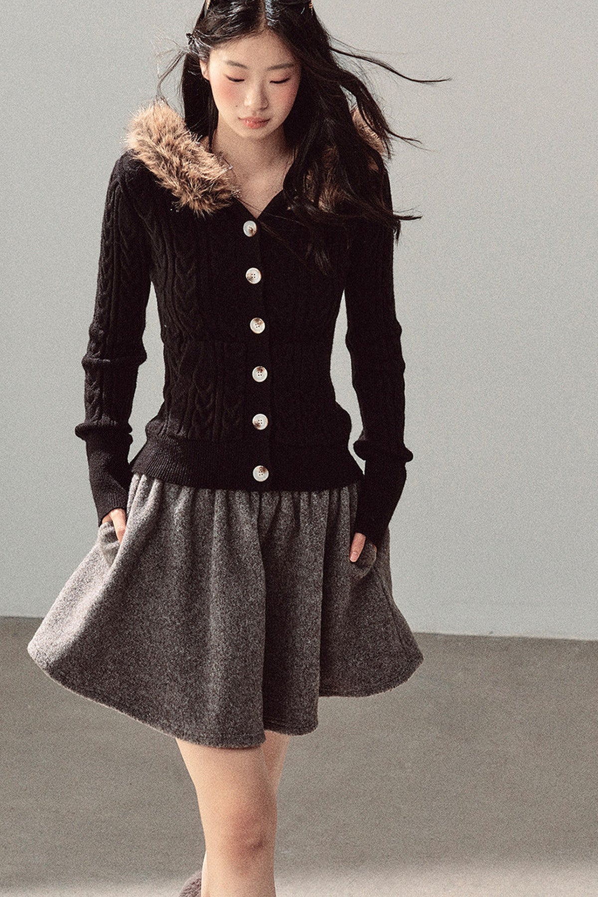 Kabelstrickjacke mit Kapuze und Pelzkragen