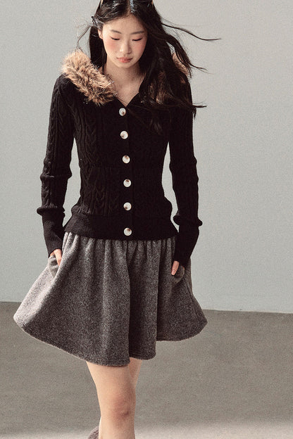 Kabelstrickjacke mit Kapuze und Pelzkragen