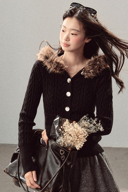 Kabelstrickjacke mit Kapuze und Pelzkragen