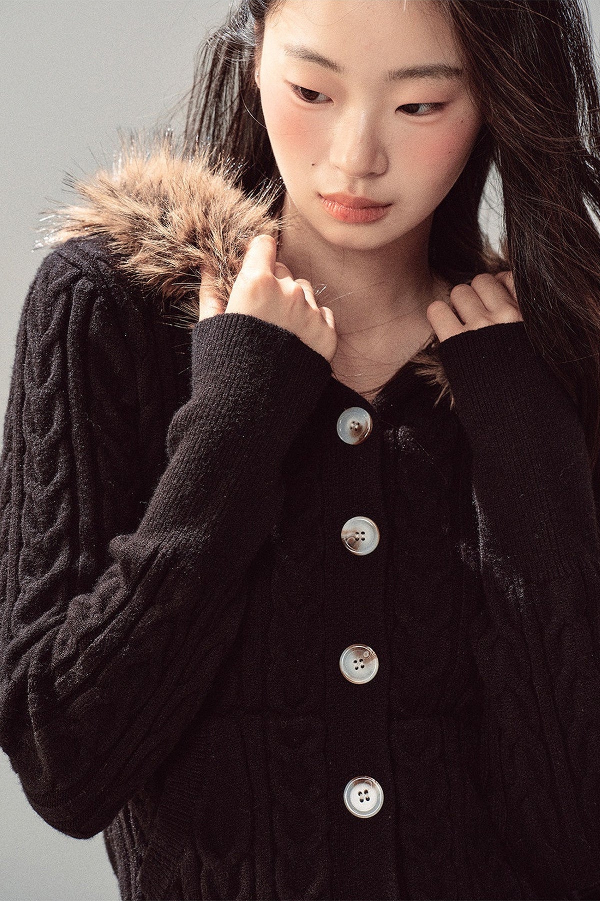 Kabelstrickjacke mit Kapuze und Pelzkragen