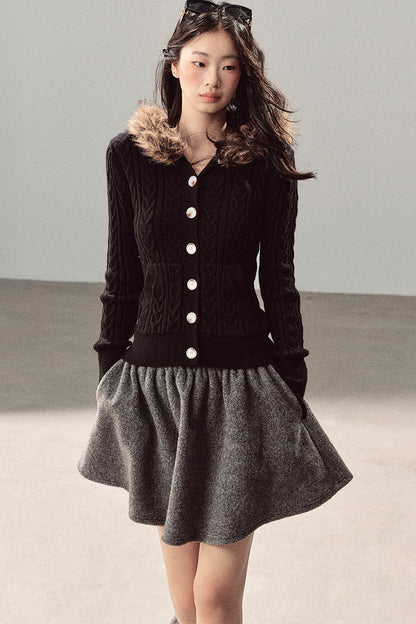 Kabelstrickjacke mit Kapuze und Pelzkragen