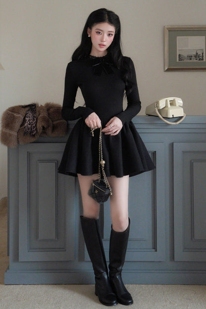 Eng anliegendes Kleid mit Stehkragen und langen Ärmeln