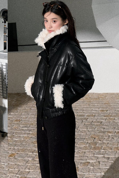 Kurze Jacke aus strukturiertem Leder mit Stehkragen