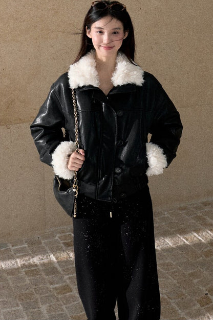 Kurze Jacke aus strukturiertem Leder mit Stehkragen