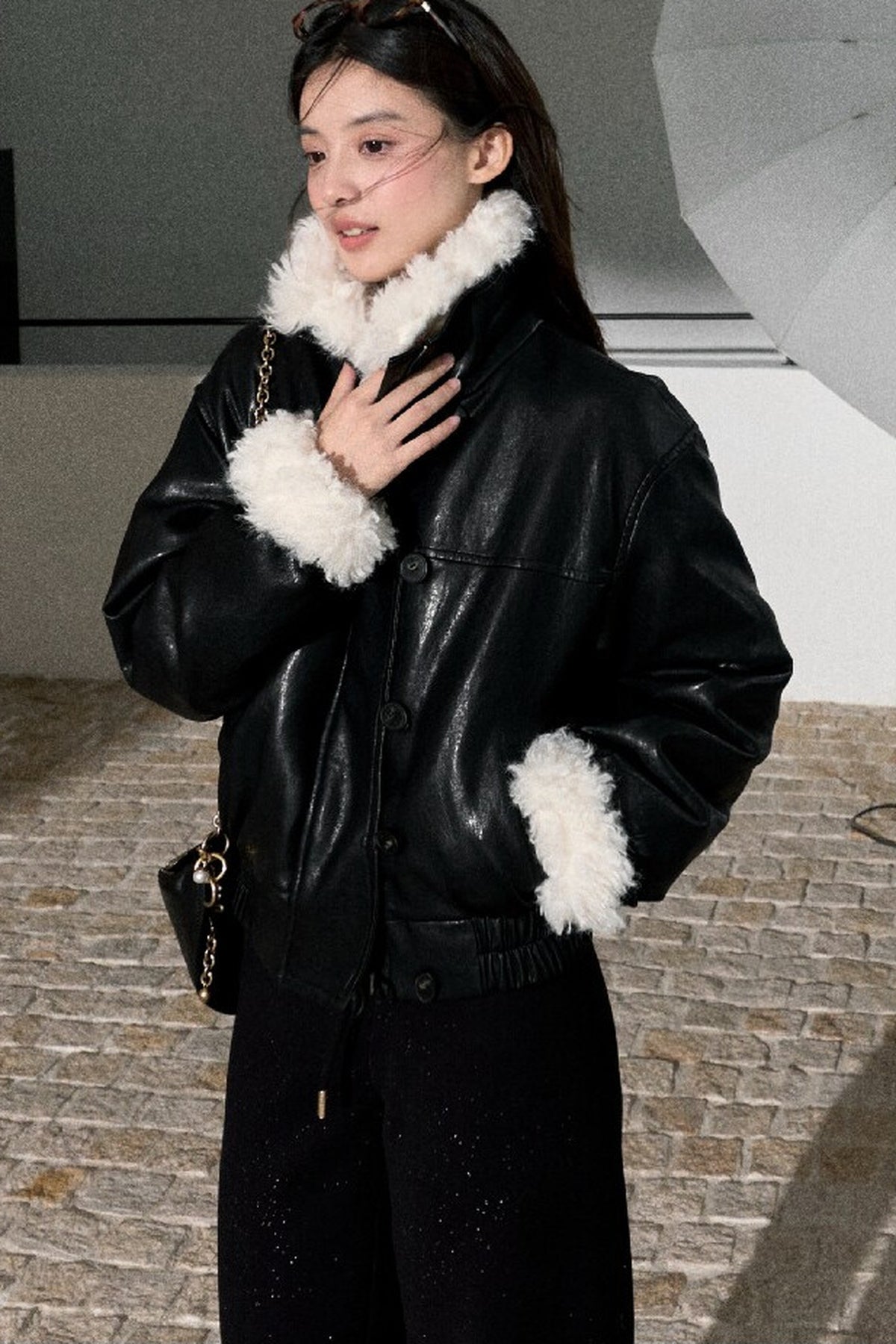 Kurze Jacke aus strukturiertem Leder mit Stehkragen