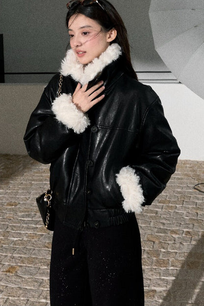 Kurze Jacke aus strukturiertem Leder mit Stehkragen