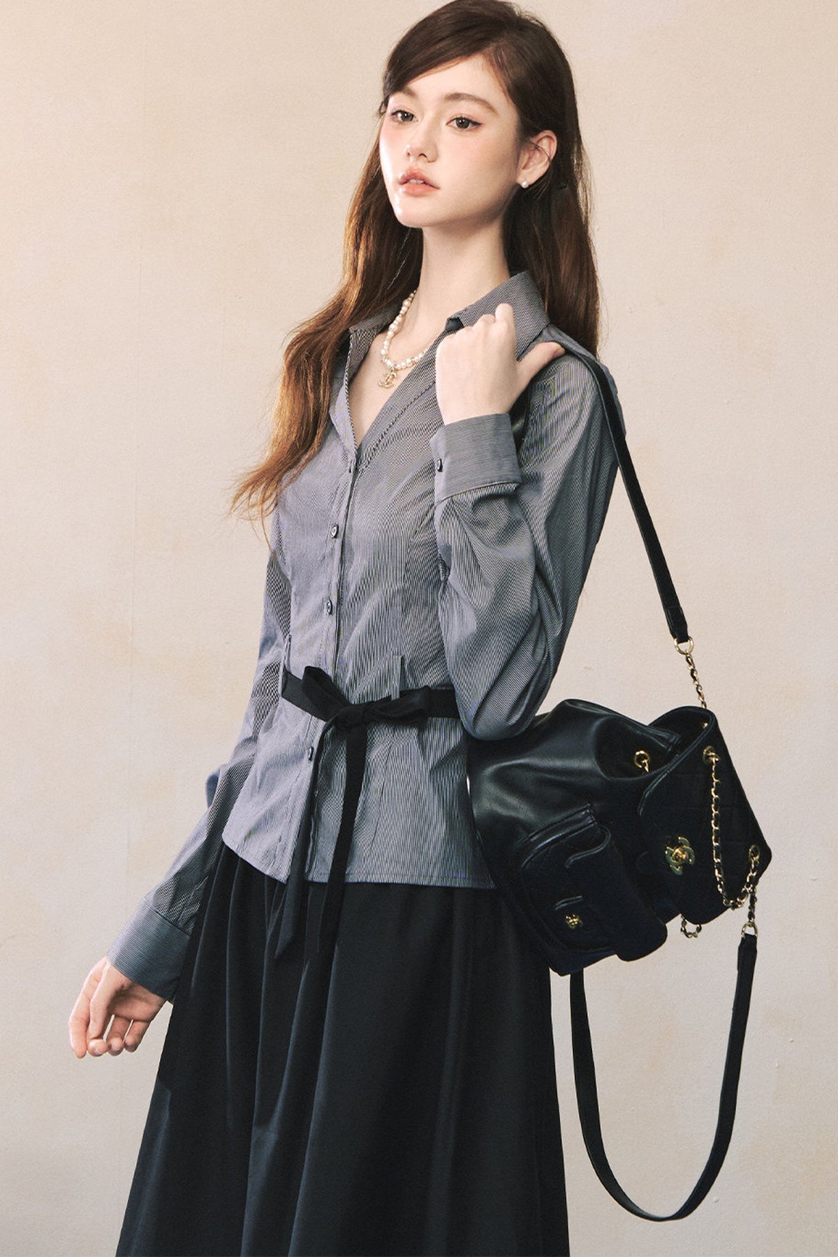 Camicia a maniche lunghe con scollo a V e vita annodata
