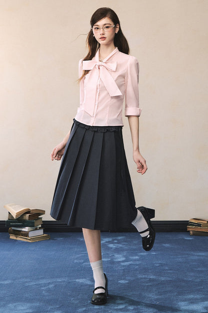 Camisa rosa de manga larga con lazada al cuello y mariposa