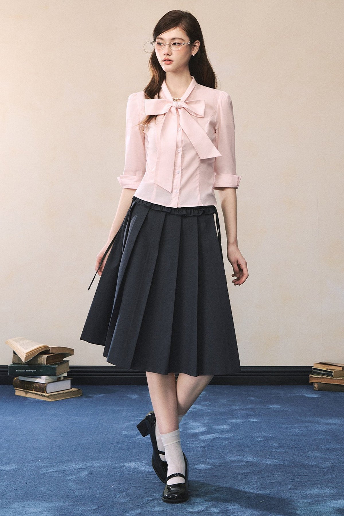 Camisa rosa de manga larga con lazada al cuello y mariposa