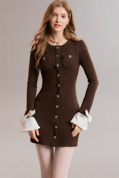 Schwarzes Strickkleid mit Knopfleiste