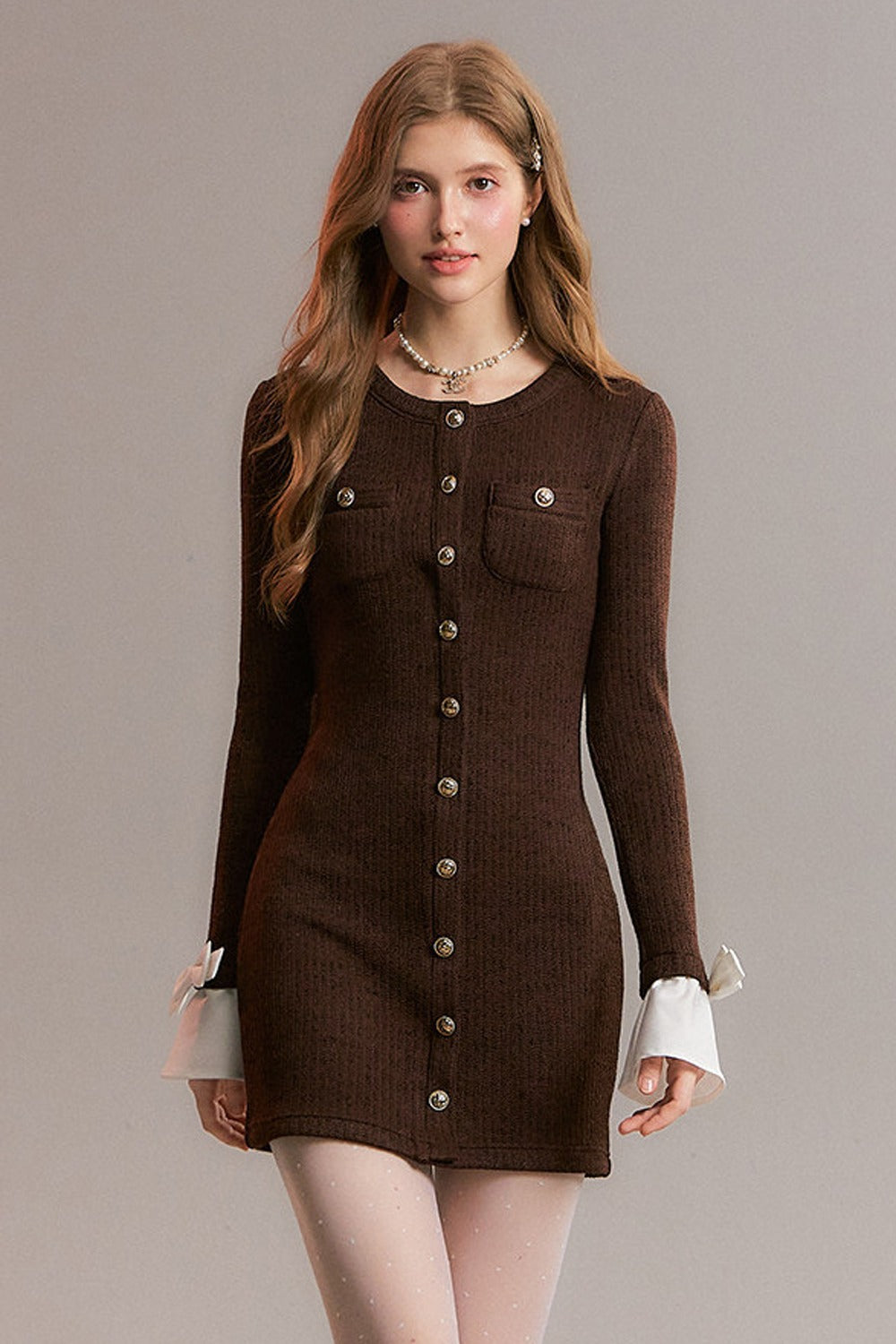 Schwarzes Strickkleid mit Knopfleiste