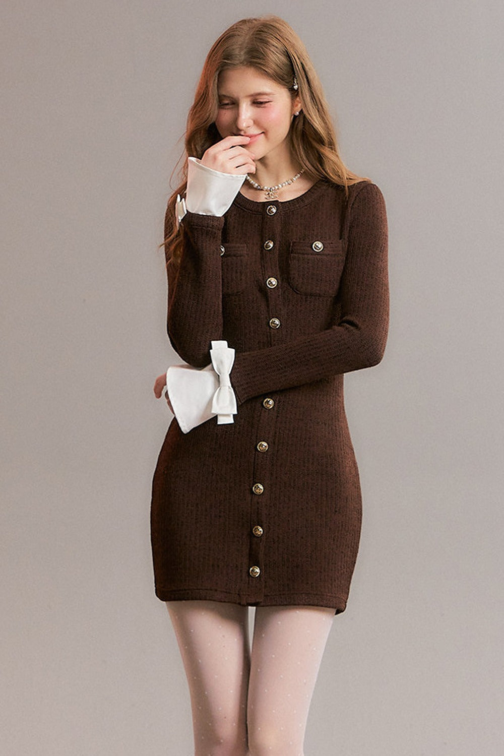 Schwarzes Strickkleid mit Knopfleiste