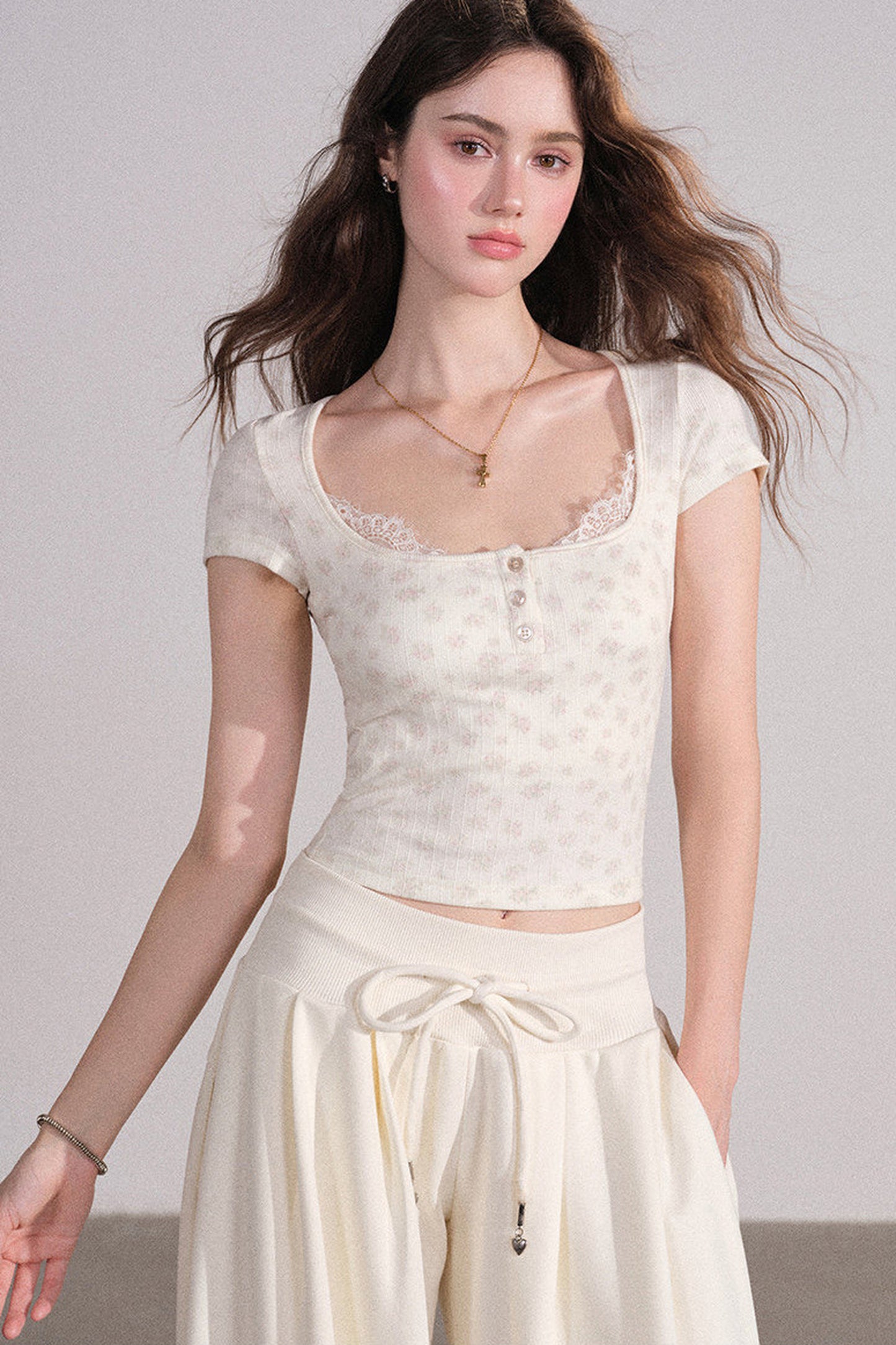 Completo con cardigan smanicato e pantaloni eleganti