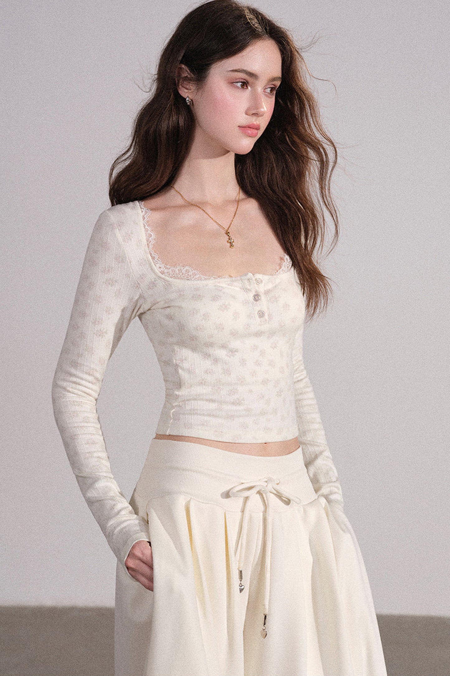 Completo con cardigan smanicato e pantaloni eleganti