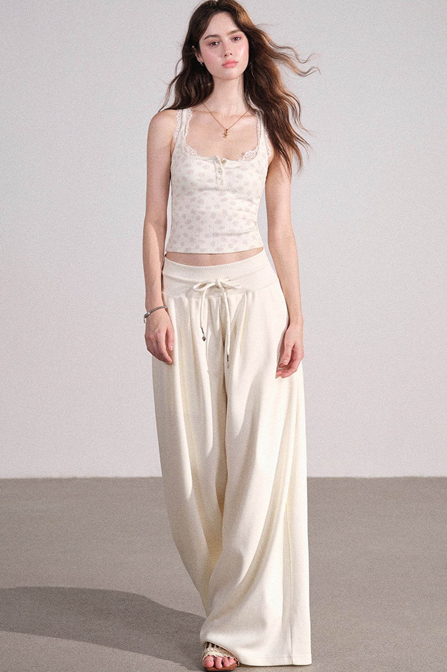 Completo con cardigan smanicato e pantaloni eleganti