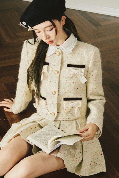 Completo con giacca in tweed di lana e gonna plissettata