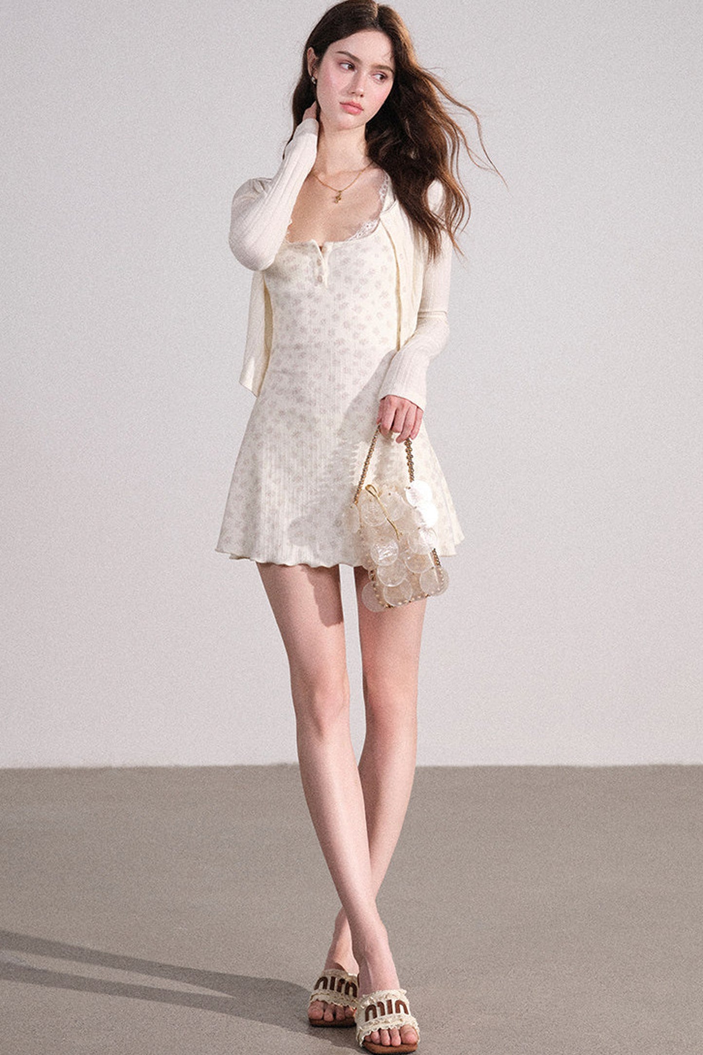 Completo con cardigan smanicato e pantaloni eleganti