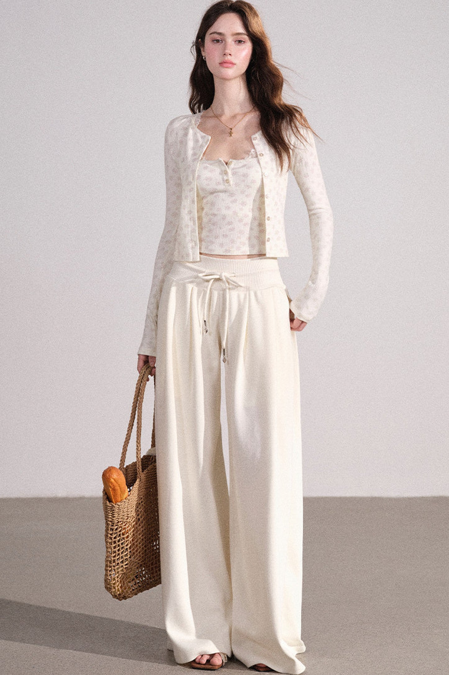 Completo con cardigan smanicato e pantaloni eleganti