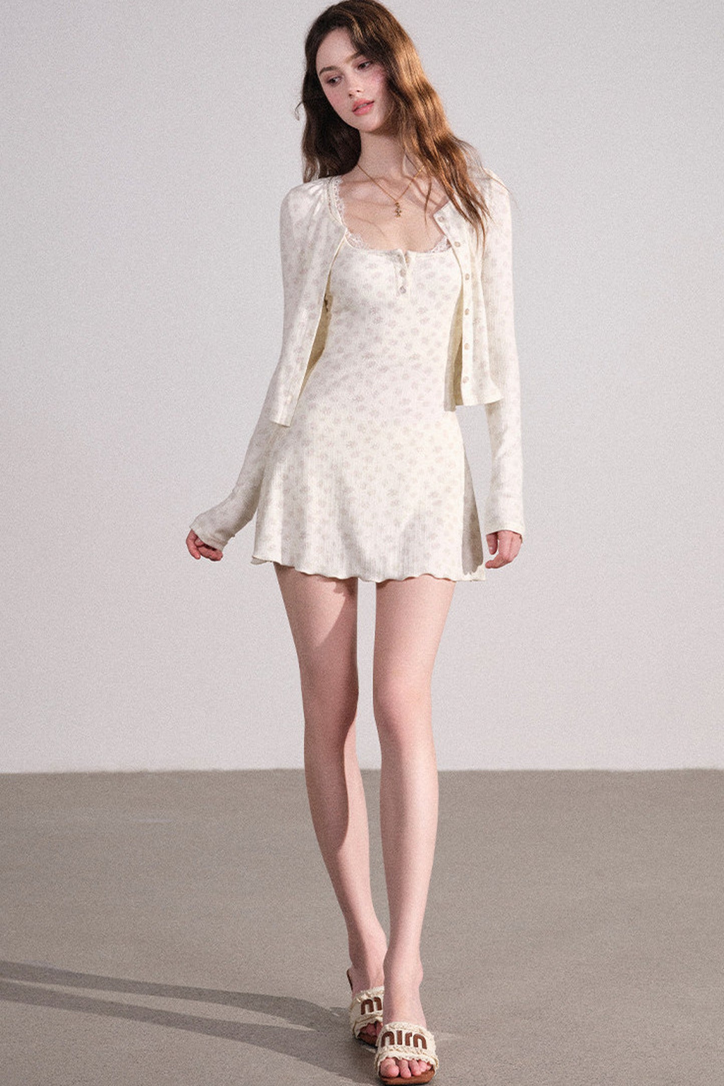Completo con cardigan smanicato e pantaloni eleganti