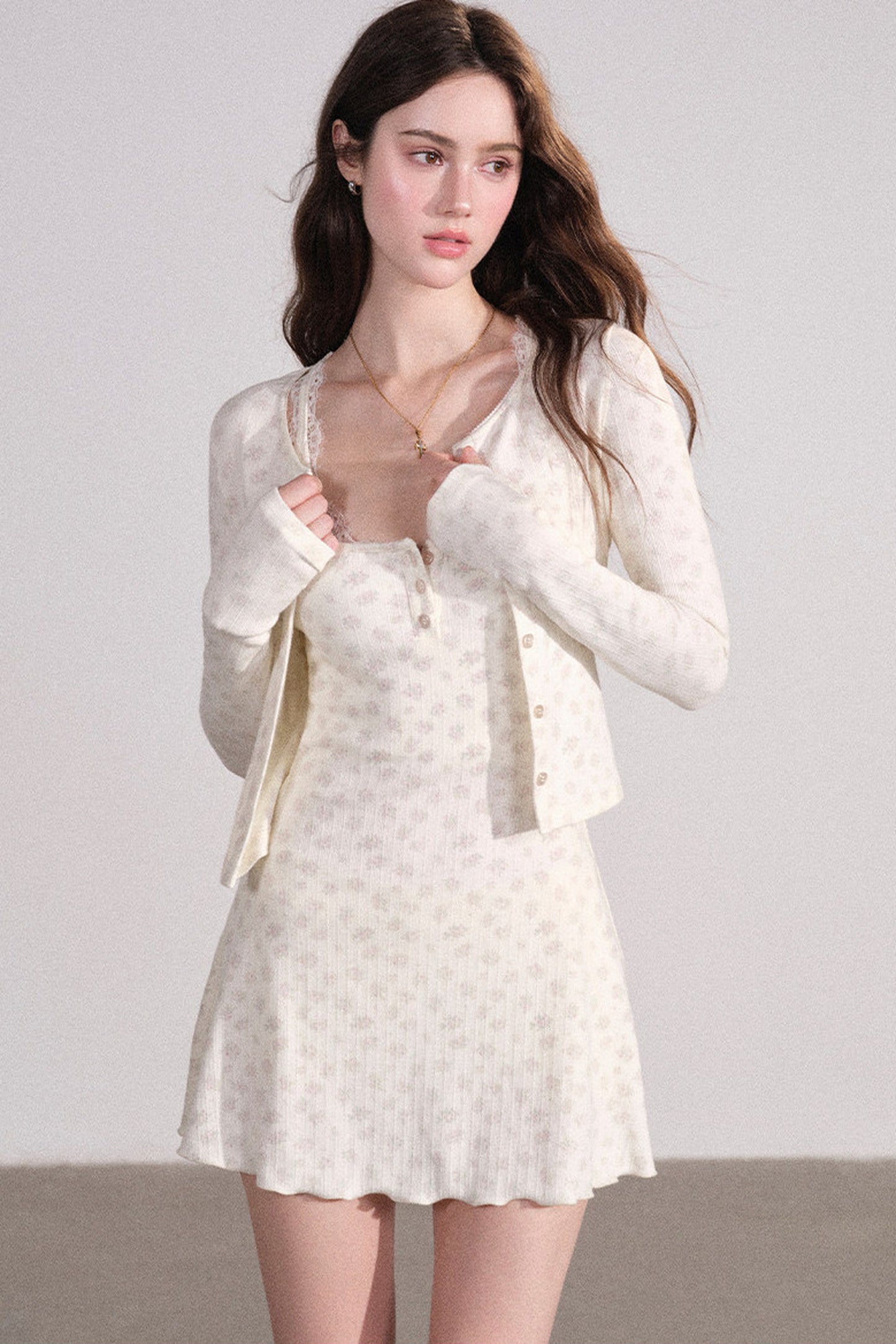 Completo con cardigan smanicato e pantaloni eleganti