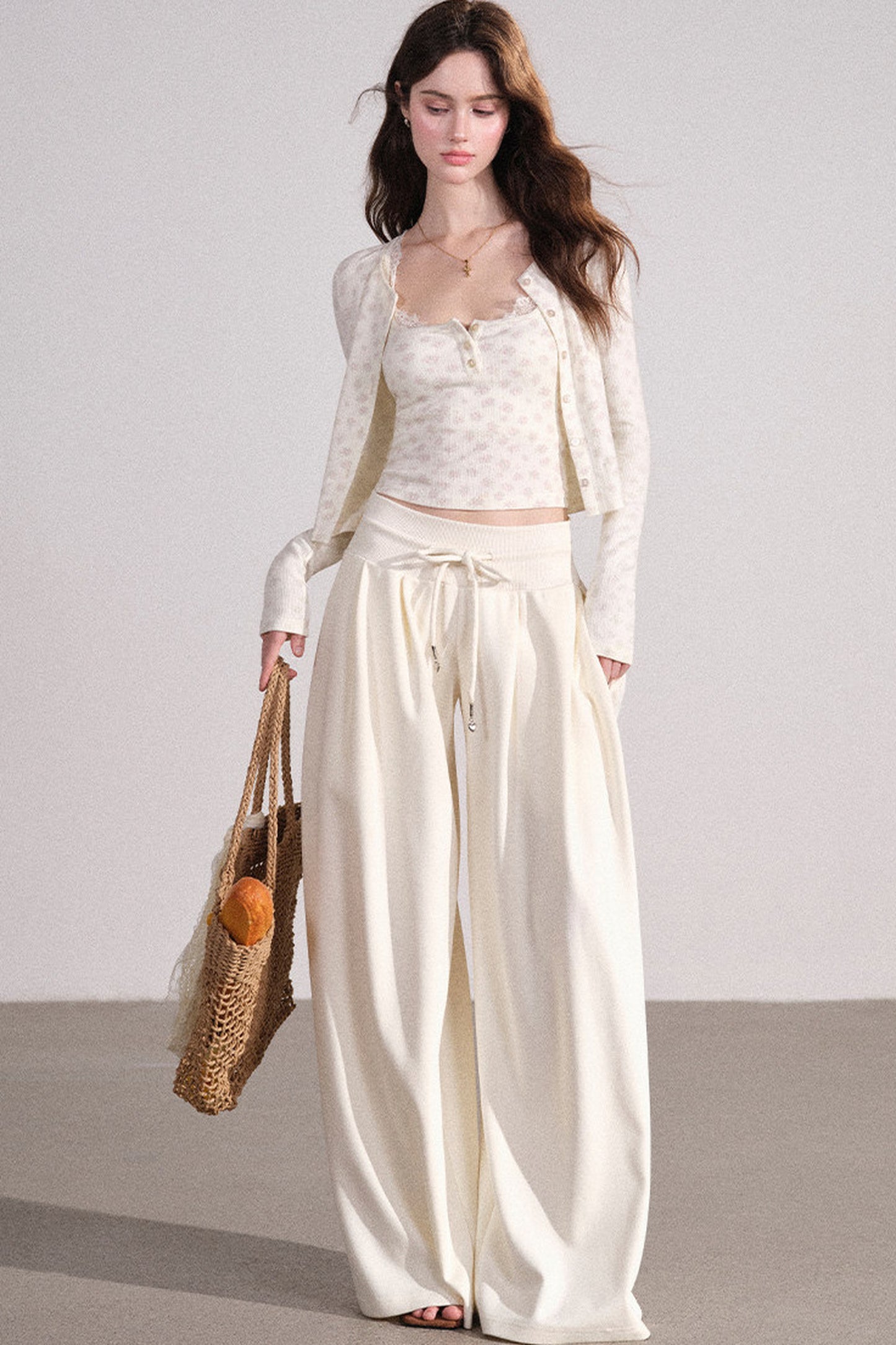 Completo con cardigan smanicato e pantaloni eleganti
