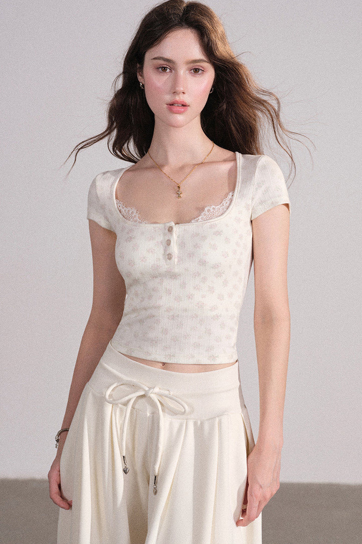 Completo con cardigan smanicato e pantaloni eleganti