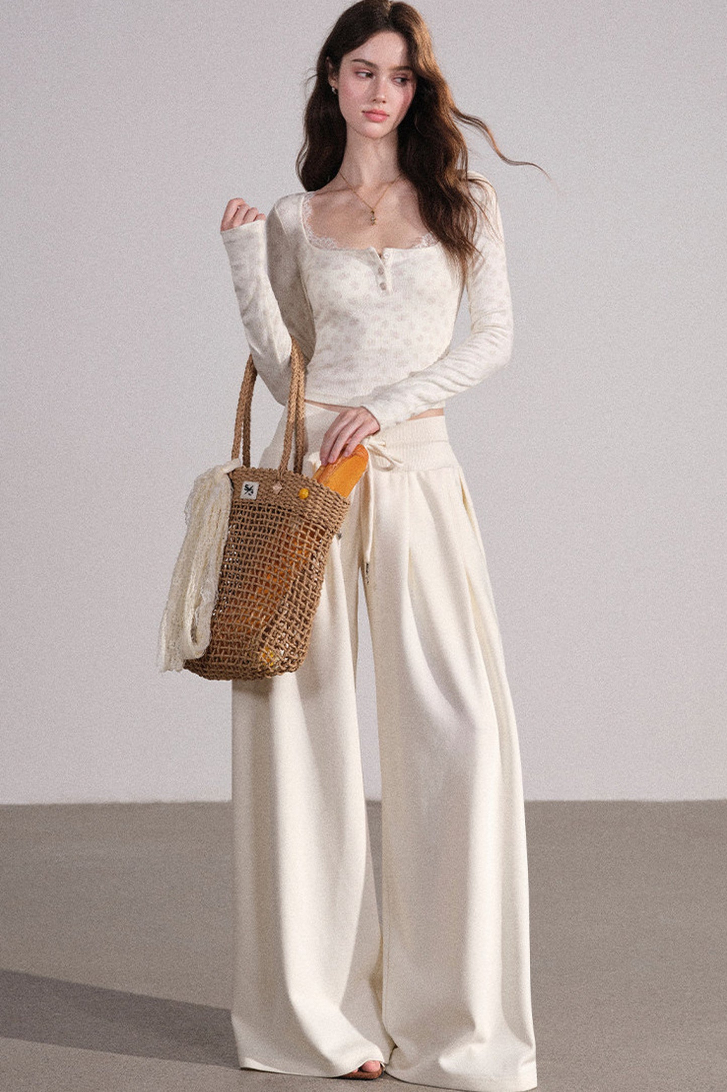 Completo con cardigan smanicato e pantaloni eleganti