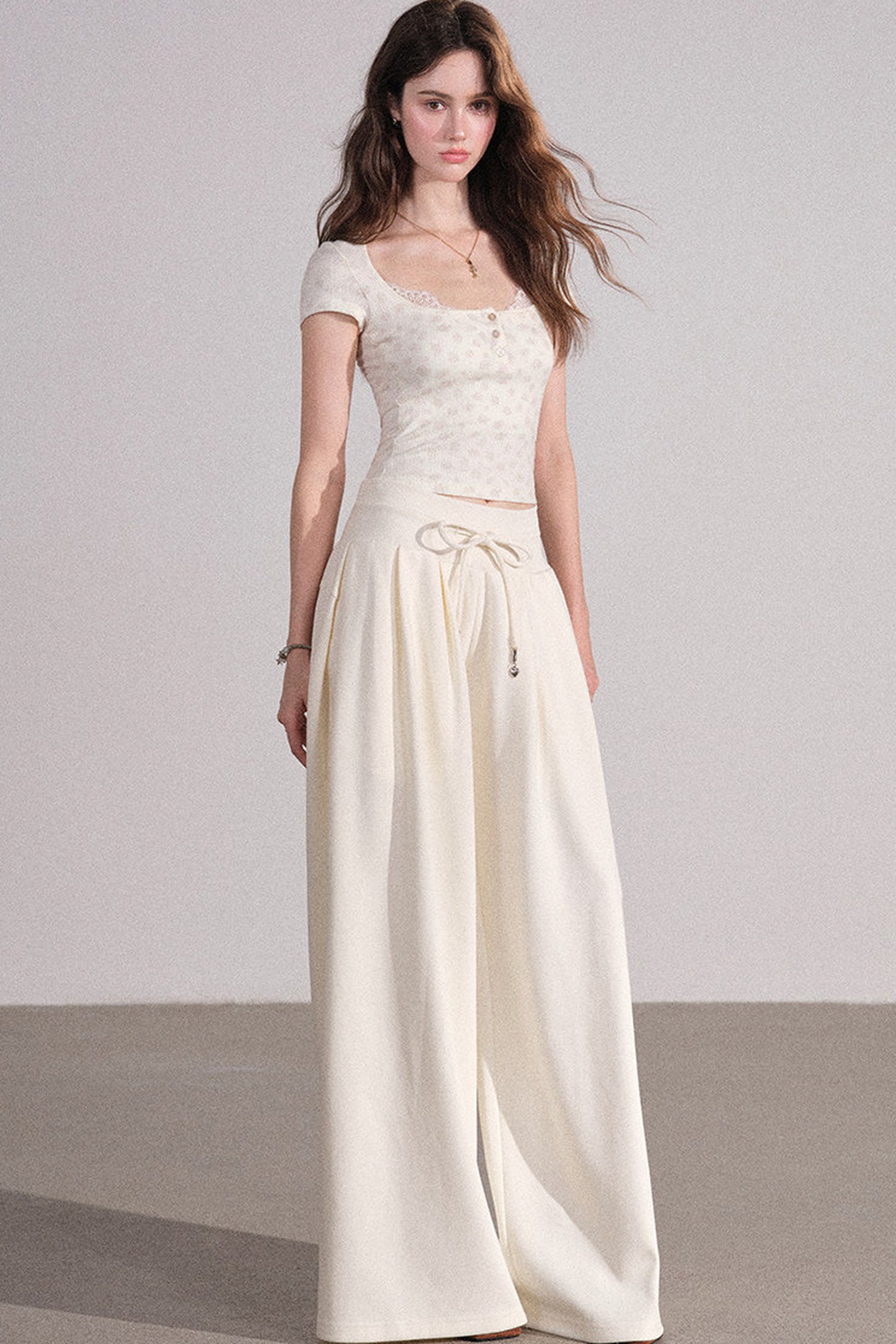 Completo con cardigan smanicato e pantaloni eleganti