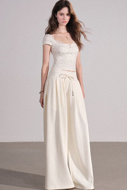 Completo con cardigan smanicato e pantaloni eleganti