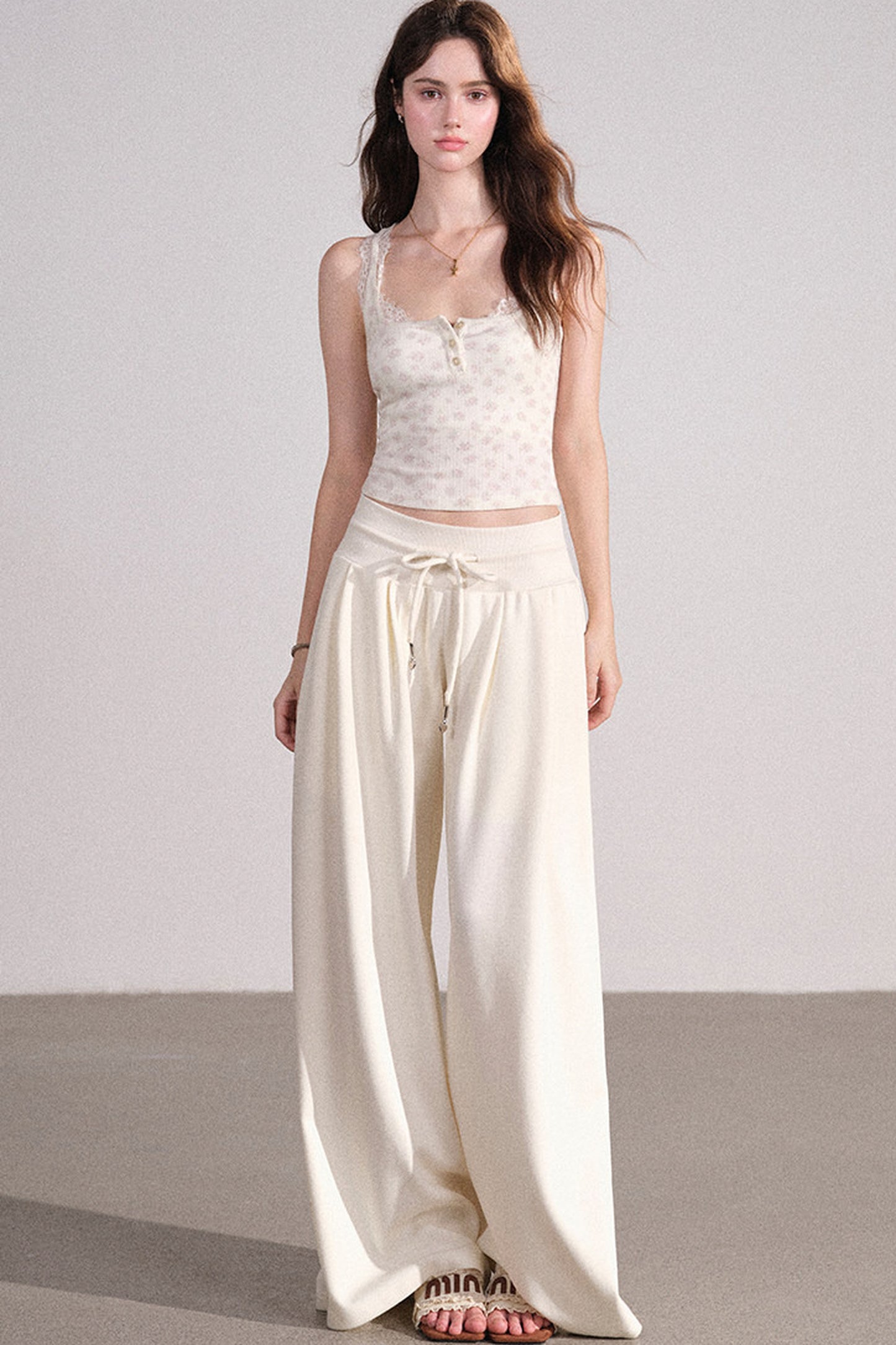 Completo con cardigan smanicato e pantaloni eleganti